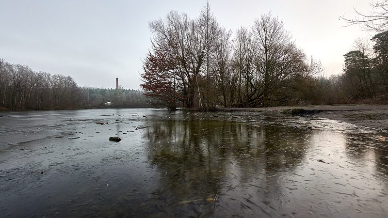 Teufelssee lake in Berlin’s Grunewald during winter, photographed in January 2025.