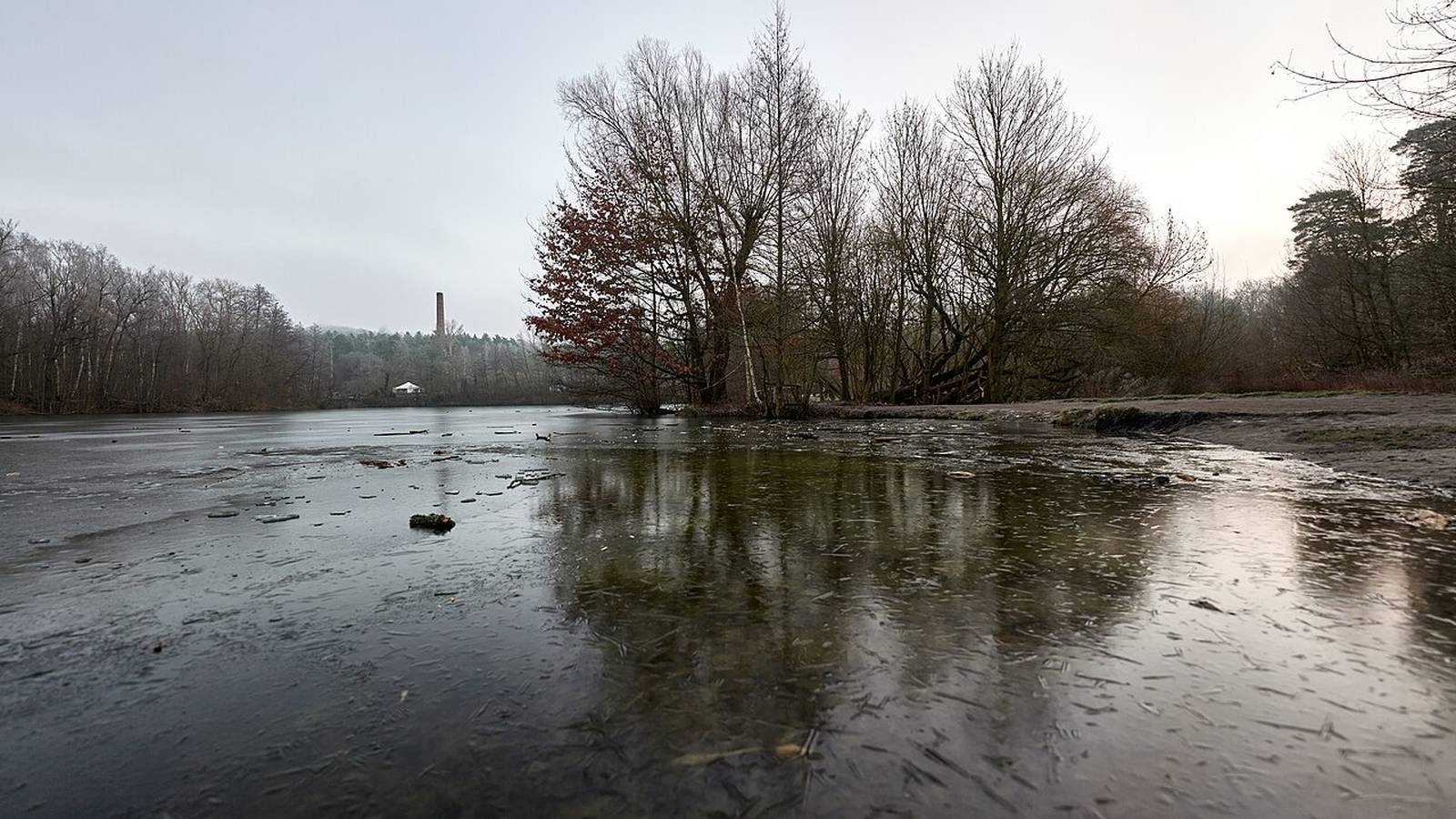 Teufelssee lake in Berlin’s Grunewald during winter, photographed in January 2025.
